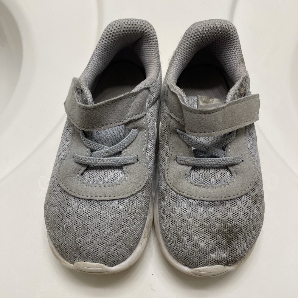 TODDLER GRAY NIKE SNEAKERS 8c
